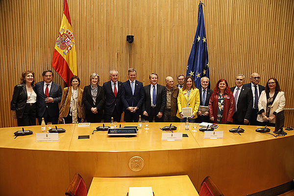 Foto de familia durante el acto de presentación del Código de Deontología Médica.