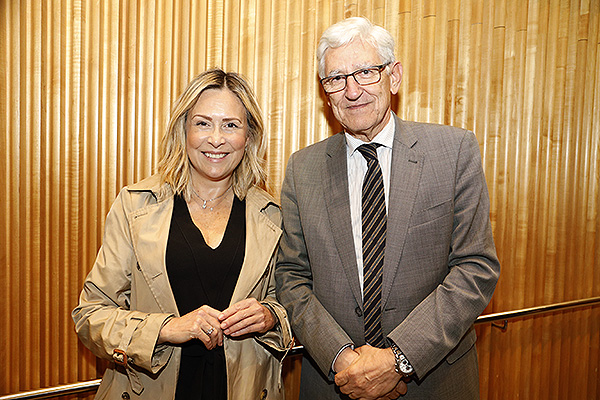 Carina Escobar, presidenta de la Plataforma de Organizaciones de Pacientes; y José Ramón Luis-Yagüe, director del Departamento de Relaciones con las CCAA de Farmaindustria.