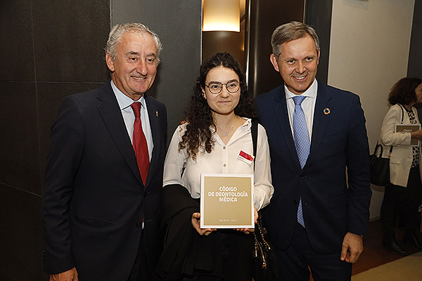 Tomás Cobo, María Valderrama, presidenta del Consejo Estatal de Estudiantes de Medicina; y José Manuel Miñones.