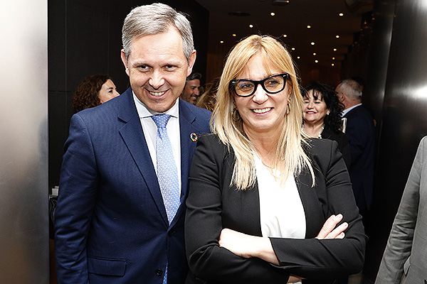 José Manuel Miñones y Ana Prieto, portavoz del PSOE en la Comisión de Sanidad del Congreso de los Diputados.