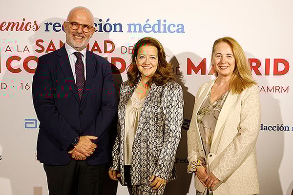 Ignacio choendorff, director de Acceso al Mercado y Financiación de Gilead; Fátima Matute; y Victoria Ayala, directora de Relaciones INstitucionales de Relaciones Institucionales de Gilead.