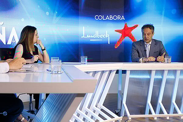 Julia Roiz, periodista de Redacción Médica; y Jesús Porta.
