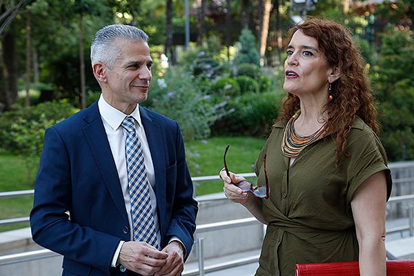 Julio Gay-Gey charla con Eva Ortega Paíno.