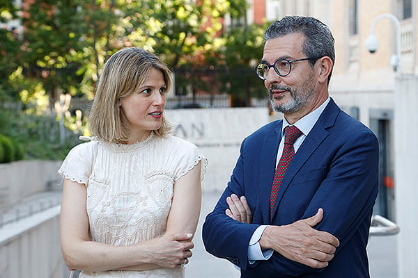 La gerente de la Fundación Lilly, Cristina Rico, conversa con José Antonio Sacristán.