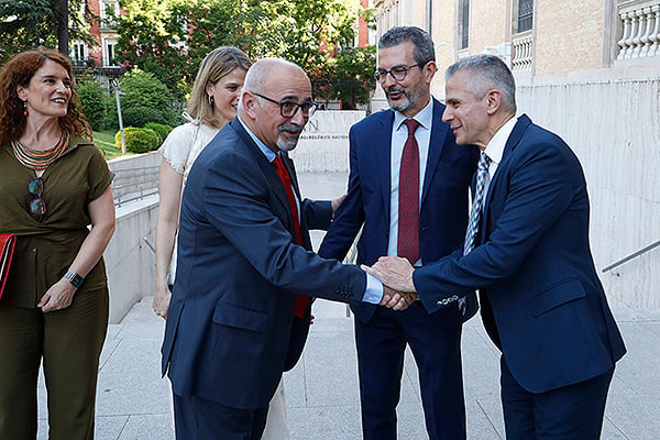 Ignacio Lopez-Goñi, vocal del consejo científico de la Fundación Lilly, saluda a Julio Gay-Ger y a José Antonio Sacristán.
