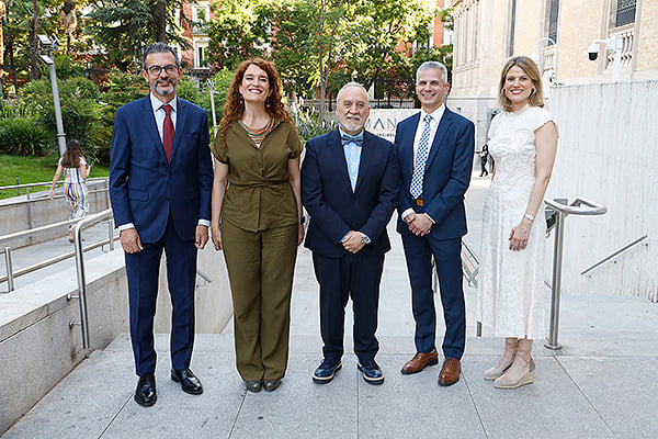 José Antonio Sacristán, Eva Ortega Paíno, Juan Cruz Cigudosa, Julio Gay-Gey y Cristina Rico, gerente de la Fundación Lilly.