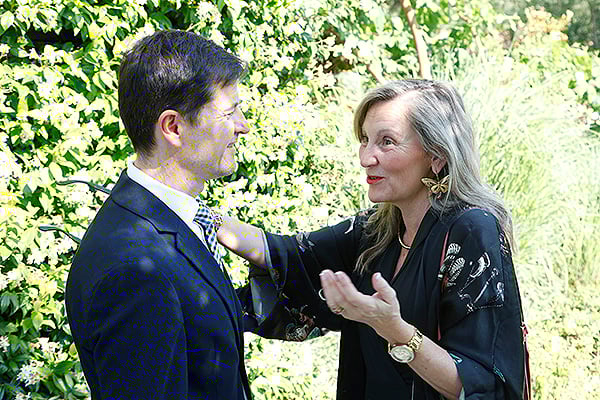 Óscar López saluda a María Ángeles Martín Octavio, directora general de Atención Primaria del Servicio de Salud de Castilla La Mancha - SESCAM.