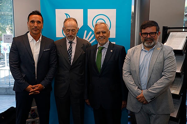 Fernando Ramos, Presidente de la Asociación de Fisioterapeutas de Madrid; Javier Sainz, ex decano, Carlos Valiente, ex decano, Gustavo Paseiro, presidente del Consejo General de Colegios de Fisioterapeutas de España.