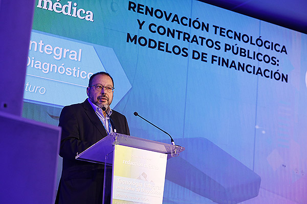 César Hernández durante su presentación.