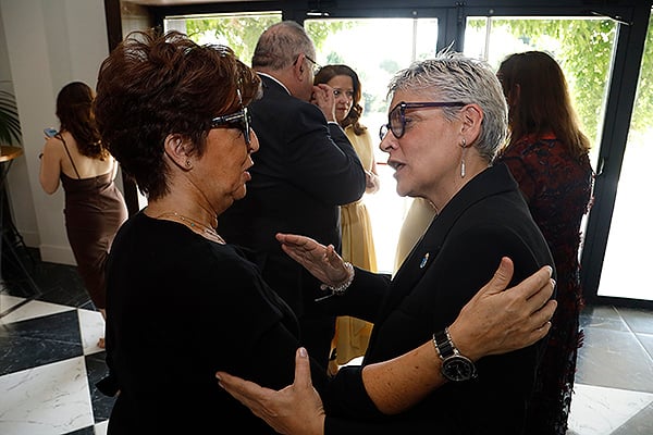 Elena Andradas saluda a Concepción Saavedra.
