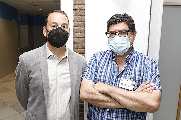  Antonio Campos, delegado comercial de ResMed; y Jaime Pere, director Económico, Administrativo y Servicios Generales del Hospital Universitario Virgen del Rocío.