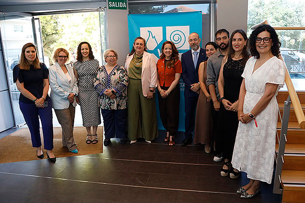 Fatima Mtute posa junto al equipo de Ilustre Colegio Profesional de Fsioterapeutas de la Comunidad de Madrid. 