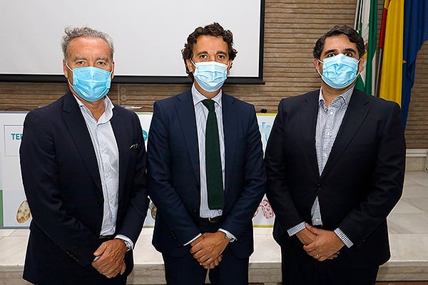 Julio de la Rosa, director de Relaciones Institucionales y Acceso al Mercado de Air Liquide Healthcare; Pablo Crespo, director de Operaciones de Fenin; y Manuel Pacheco, director de Air Liquide Healthcare.