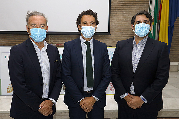 Julio de la Rosa, director de Relaciones Institucionales y Acceso al Mercado de Air Liquide Healthcare; Pablo Crespo, director de Operaciones de Fenin; y Manuel Pacheco, director de Air Liquide Healthcare.