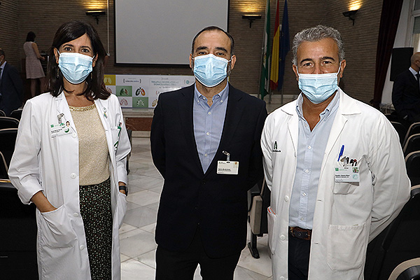 Àurea Morillo, subdirectora médica; Federico Bonilla, subdirector de Operaciones; y Eusebio Jimenez, subdirector de Enfermería. Todos ellos del Hospital Virgen del Rocio.