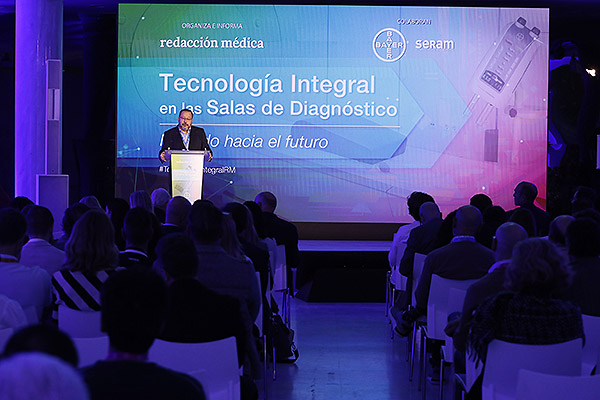 Aspecto de la sala durante la ponencia de César Hernández sobre la renovación tecnológica y contratos públicos: modelos de financiación. 