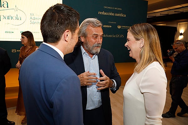 Miguel Lázaro, rpesidente de CESM; saluda a Marga Prohens.