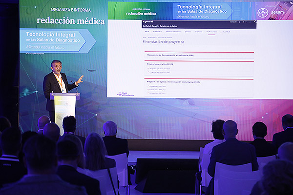 Aspecto de la sala durante la presentación de Manuel Escobar sobre la Financiación Europea para tecnología hospitalaria: oportunidades y retos.