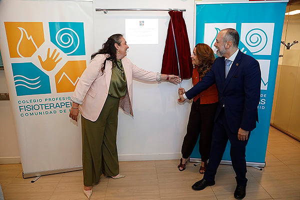 Aurora Aurújo, Fátima Matute y Pablo Herrera en la inauguración de la nueva sede del Ilustre Colegio Profesional de Fsioterapeutas de la Comunidad de Madrid. 