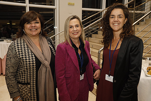 Pilar Portugal; Victoria Sotomayor, gerente de Gestión Sanitaria de Abbott; y Miriam Solozabal.