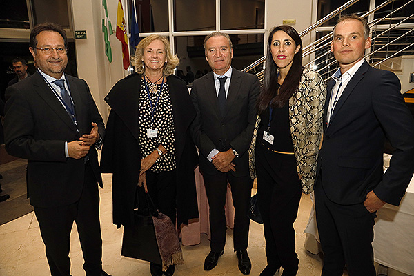 Fernando Prados, Exviceconsejero de Asistencia Sanitaria y Salud Pública de la Consejería de Sanidad de la Comunidad de Madrid; Teresa García, Directora de Acceso al Mercado para España y Portugal de Abbott; Julio de la Rosa; María Balabasquer; y Michael Thomas.