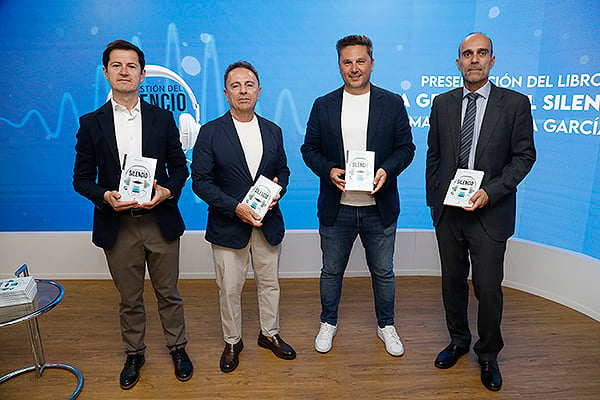 Óscar López, director de Redacción Médica, Manuel Bayona García, Manuel Bayona, Manuel Bayona, hijo de Bayona, y Ricardo López.