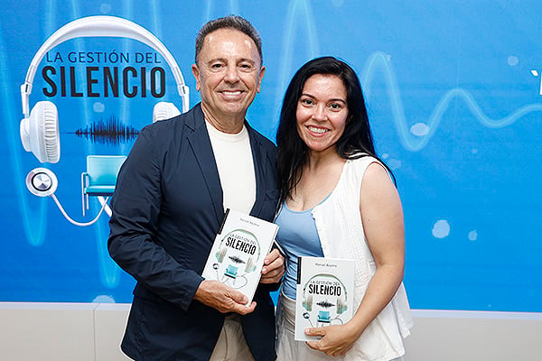 Manuel Bayona y Alicia Negron, enfermera de Atención Primaria centro de salud Gandi.