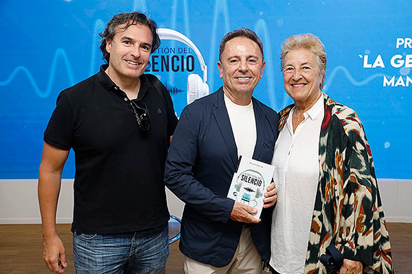 Gerardo Jiménez y María Luisa Muñiz, amigos del autor, posan junto a él. 