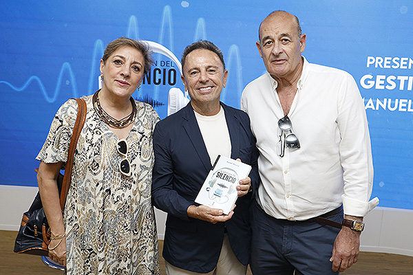 Encarnación Luque, doctora en la Farmacia de Guezas; Manuel Bayona; y Antonio Prieto Molina, jubilado.