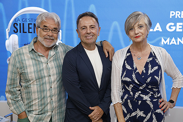 Francis López Sánchez, profesor del Máster del Esic Markineting y Mercedes Moreno Fernández, su mujer, posan junto a Manuel Bayona.