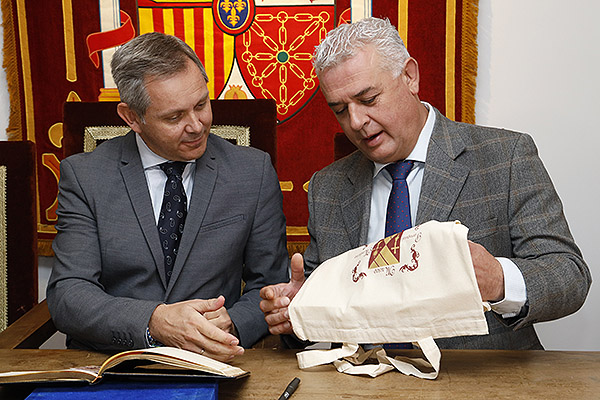 José Miñonez recibe de José Luis Vega, alcalde de Mondéjar, un obsequio.