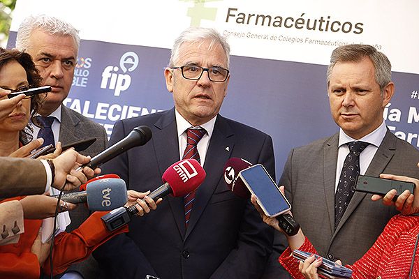 Jordi Dalmases, vicepresidente del Consejo General de Colegios Oficiales de Farmacéuticos, habla ante los medios, junto a José Miñones, ministro de Sanidad.