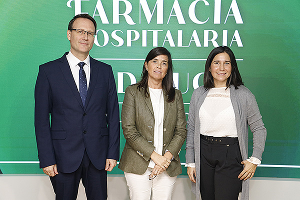 José Antonio Morales, farmacéutico Especialista y Responsable de la Unidad de Investigación Biomédica del Hospital Torrecárdenas (Almería); Begoña Tortajada, jefa del Servicio de Farmacia del Hospital Regional de Málaga; y María Espinosa, farmacéutica Especialista del Servicio de Farmacia del Hospital Regional de Málaga. 