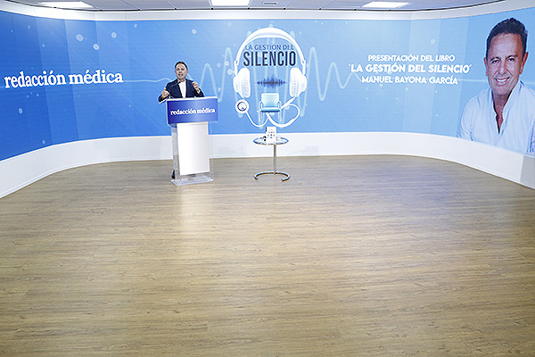 Manuel Bayona durante la presentación de su libro 