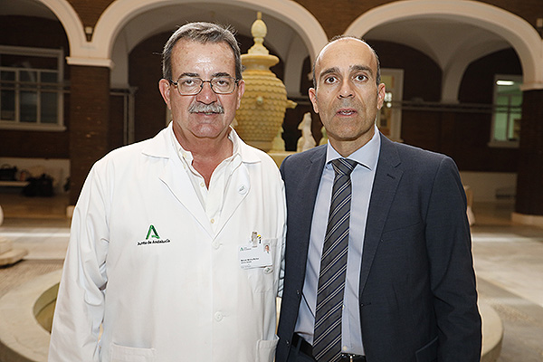 Manuel Molina, director Gerente del Hospital Virgen del Rocío; y Ricardo López, director general de Sanitaria 2000.