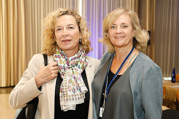 Eva Rapado, gerente nacional de Relaciones Institucionales y de Acceso de Pfizer; y Teresa García, directora de Acceso al Mercado para España y Portugal de Abbott