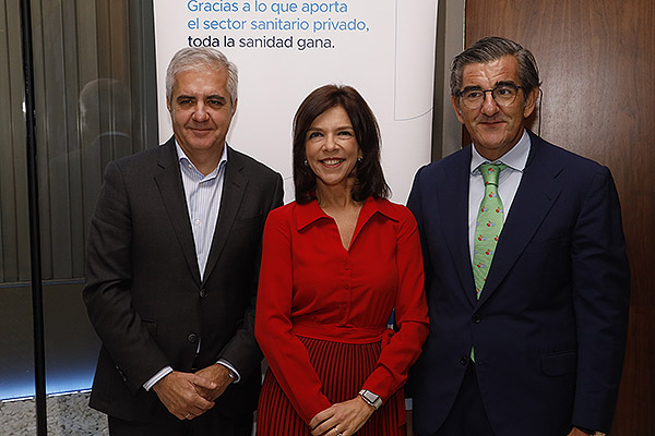 Patxi Amutio, Secretario general de la Fundación IDIS, Marta Villanueva y Juan Abarca Cidón.