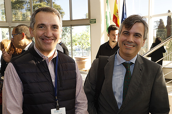 Jesús González, director de Acceso al Mercado y Desarrollo de Negocio de Fresenius Medical Care; y Carlos García, subdirector General de Farmacia y Prestaciones del Servicio Andaluz de Salud.