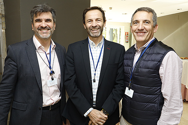 Juan Alfonso Busto, Esteban Monje, director de Valor y Acceso al Mercado Fresenius Medical Care; y Jesús González.
