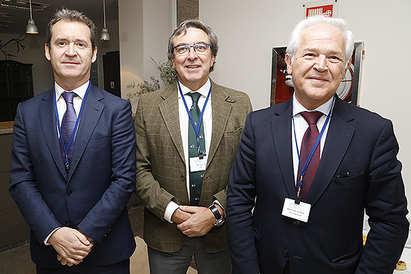 Luis Morales, Area Sales Manager; Juan López de Abex; y José Antonio Miranda, director financiero del Servicio Andaluz de Salud (SAS). 