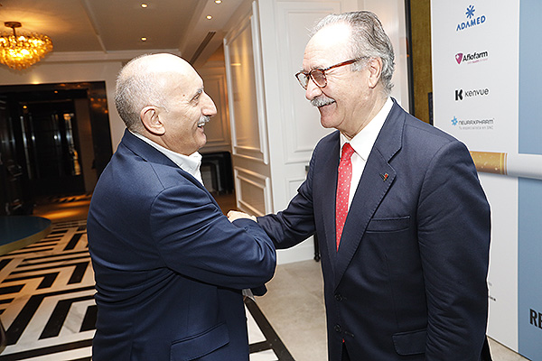 Alipio Gutiérrez, presentador del evento, saluda a Carlos A. Jiménez.