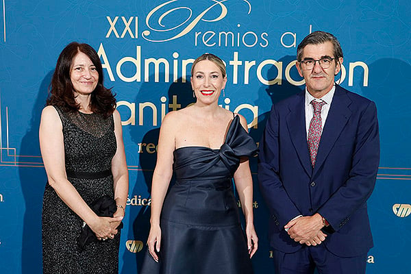 Mamen Vázquez, CEO de Redacción Médica; María Guardiola, presidenta de la Junta de Extremadura: y Juan Abarca Cidón, presidente de Redacción Médica.