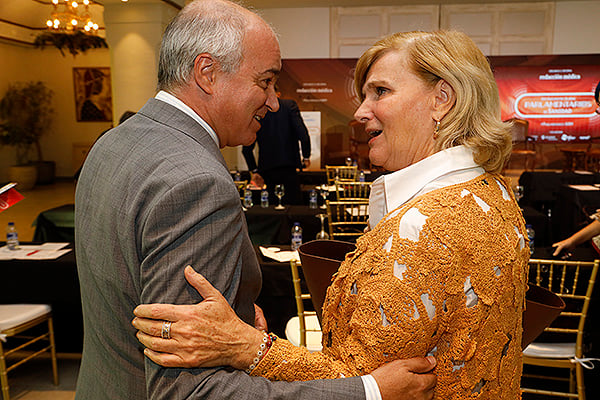 José Alberto Díaz-Estébanez, portavoz de Coalición Canaria en la Comisión de Sanidad del Parlamento de Canarias; y María Neira.