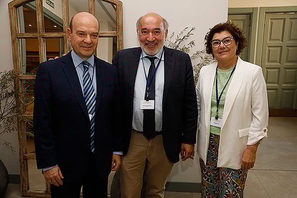 Santiago Morón, portavoz de Vox de Sanidad de Aragón; y José Manuel Arando, vicepresidente del Senado; Antonia López, senadora del PP, secretaria primera de la Comisión de Sanidad de la Cámara Alta.