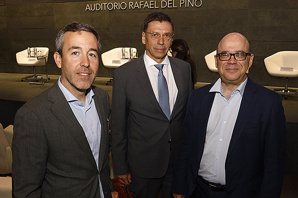 Pedro Carrascal, director general de la Plataforma de Organizaciones de Pacientes (POP); Juan José Vaquero, exvicerrector de Política Científica de la Universidad Carlos III de Madrid; y Javier Urzay.