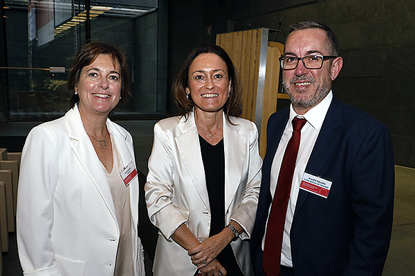 Silvia Graell, directora de Operaciones Clínicas de Amgen; Amelia Martín, directora asociada de Investigación Clínica de Farmaindustria; y Álvaro Roldán, subdirector general de Investigación Sanitaria de la Comunidad de Madrid.