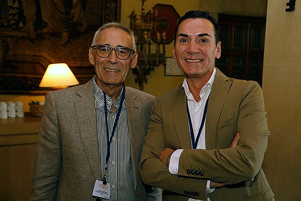 Manuel Tello, asesor parlamentario de José María Saponi; y José María Saponi, portavoz sanidad PP en la Asamblea de Extremadura.