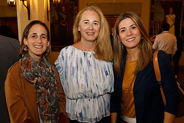 Amapola Carballido, Public Aaffairs de Pfizer; Victoria Ayala, directora Asociada de Government Affairs de Gilead; y Lucía Vega, Public Affairs de Pfizer.