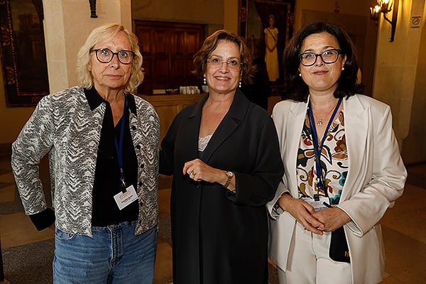 Assumpta Escarp, exvicepresidenta Segunda del Parlament de Catalunya.; Dora Job, secretaria de la mesa de la Comisión de Sanidad de las Cortes Valencianas; y Nieves Martínez, portavoz de Sanidad de las Cortes Valencianas.