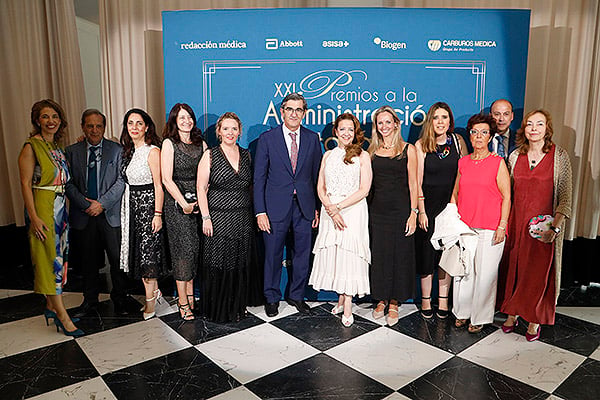 Juan Abarca Cidón, Fátima Matute y Mamen Vázquez (4i) posan con el equipo del Sermas.